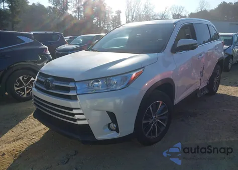 2019 Toyota Highlander Xle z USA, uszkodzony, nr VIN 5TDKZRFH2KS551711